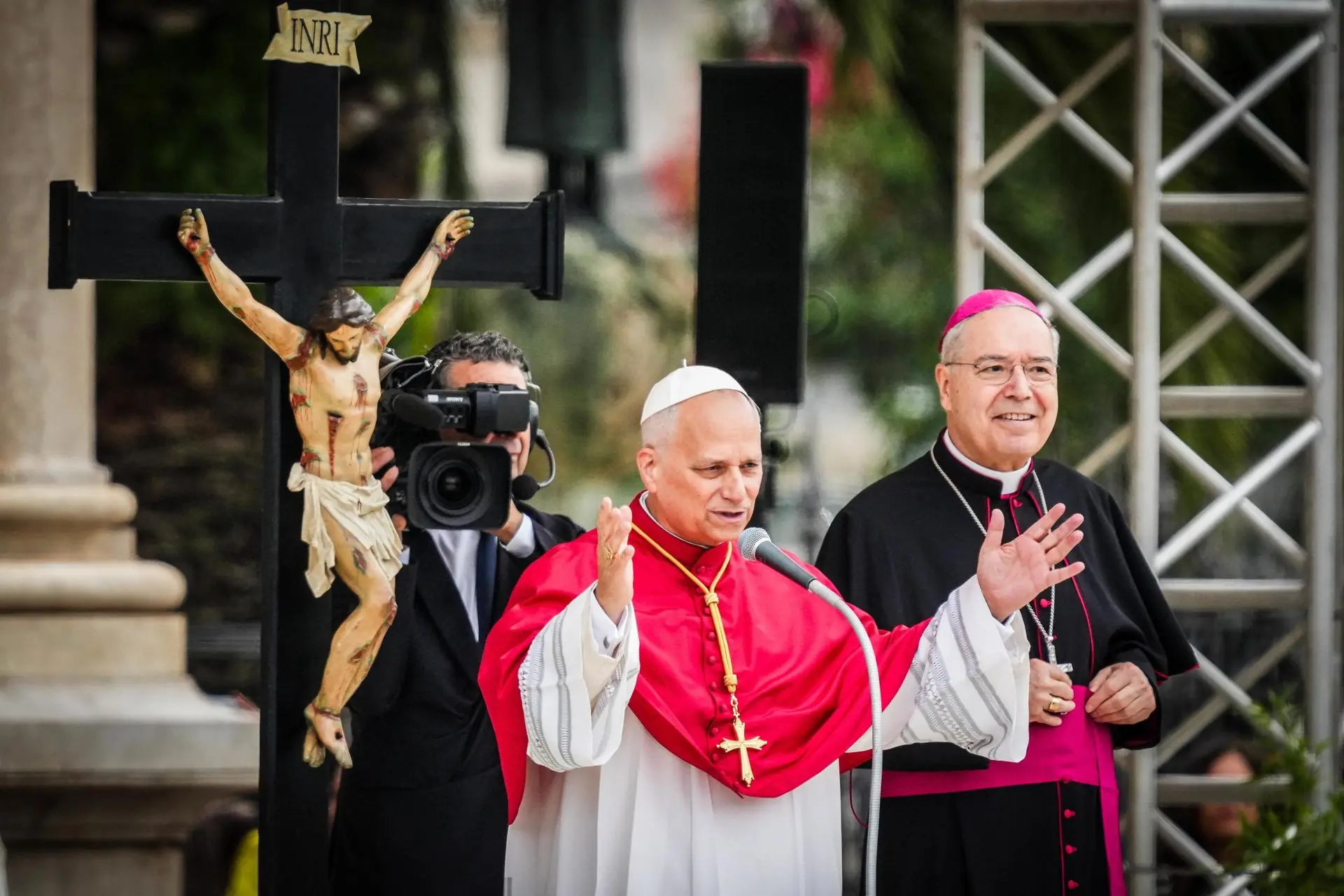 Papa Leão XIV em visita a Pompeia e Nápoles , em maio, vestindo a mozeta.