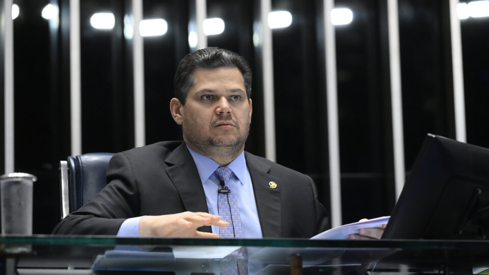 Alcolumbre cita eleições e segura pautas-bomba: Ou voto todos, ou não voto nenhum