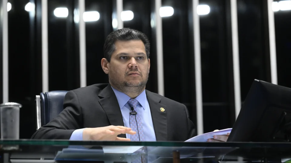 Alcolumbre não define data para tramitação da PEC 6x1