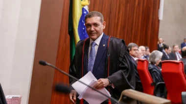 TSE adia decisão sobre pesquisa que ligou Flávio a Vorcaro