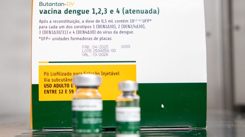Por que a suspensão da vacina da dengue reacendeu o debate sobre censura?