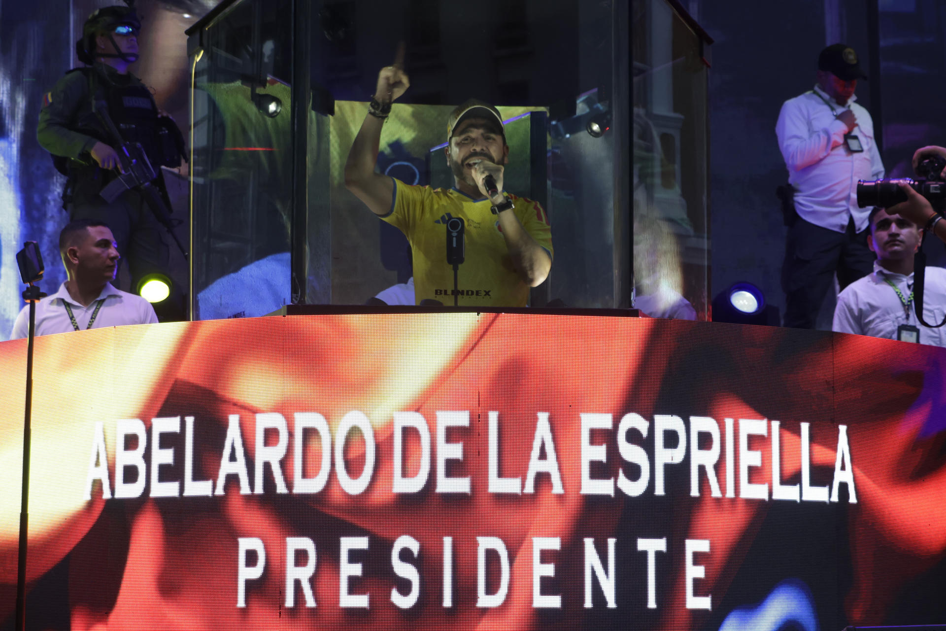 Candidato da direita desafia Justiça e EUA bandeira da Colômbia
