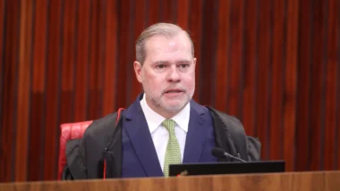 Com análise de pedido de Flávio Bolsonaro, tribunal responderá se é permitido exibir conteúdos em questionários.