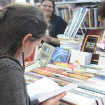 Uma criadora de conteúdo com mais de 40 mil seguidores no Instagram virou alvo de uma campanha de cancelamento após afirmar que não divulga livros com temática homossexual