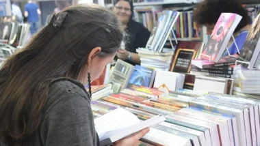 Uma criadora de conteúdo com mais de 40 mil seguidores no Instagram virou alvo de uma campanha de cancelamento após afirmar que não divulga livros com temática homossexual