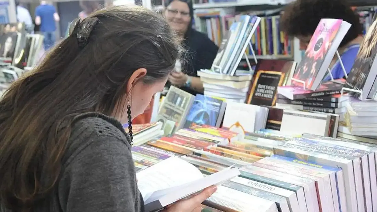 Uma criadora de conteúdo com mais de 40 mil seguidores no Instagram virou alvo de uma campanha de cancelamento após afirmar que não divulga livros com temática homossexual