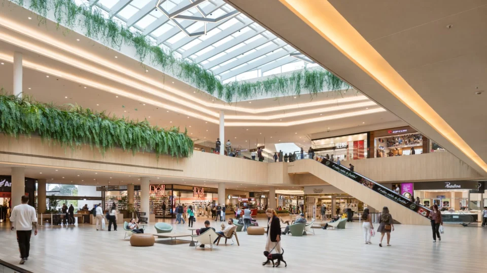 Jockey Plaza Shopping celebra sete anos de operação com crescimento de 10,8% nas vendas, novas inaugurações e investimentos em infraestrutura, consolidando-se como um dos principais centros de compras, lazer e entretenimento de Curitiba.
