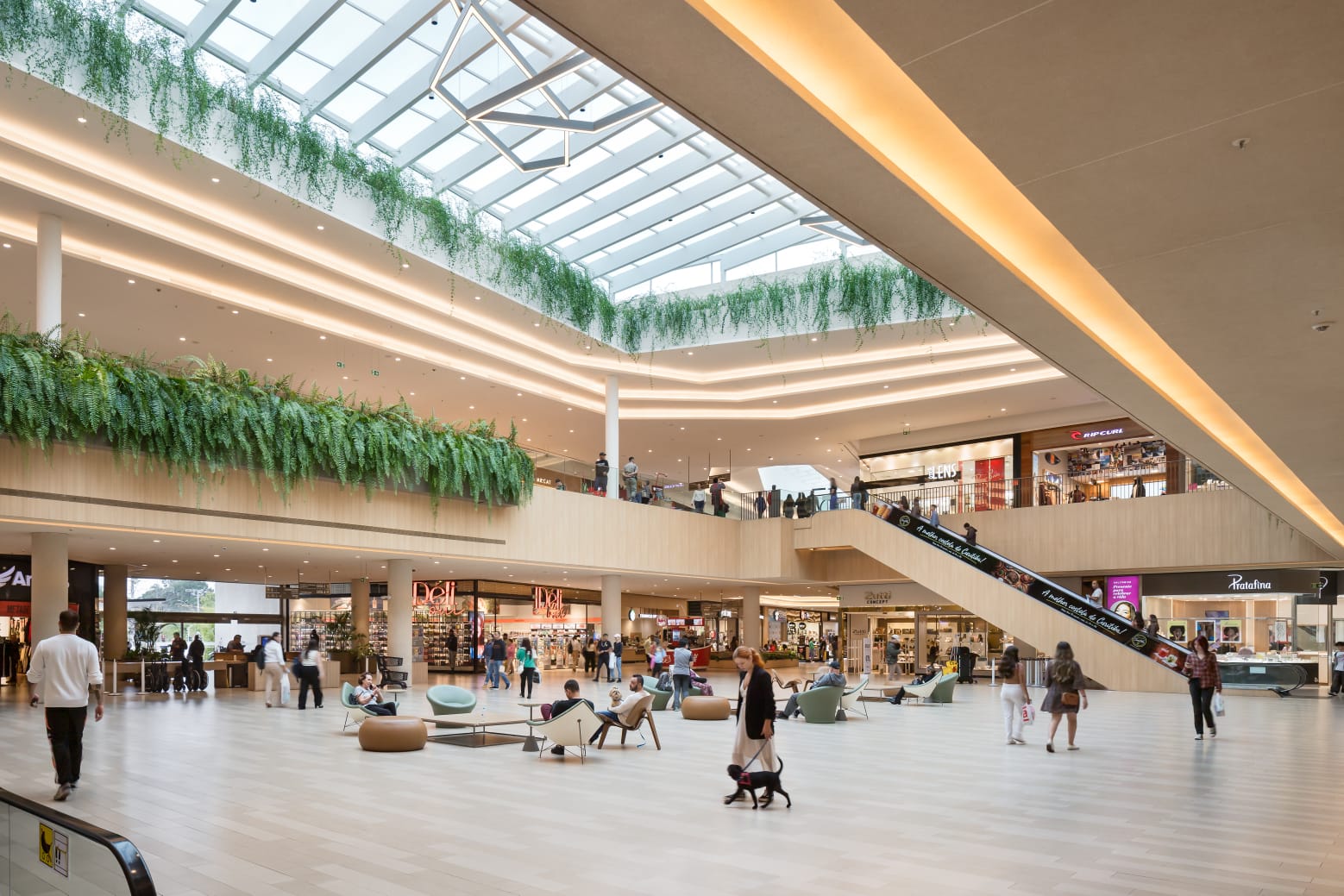 Jockey Plaza Shopping celebra sete anos de operação com crescimento de 10,8% nas vendas, novas inaugurações e investimentos em infraestrutura, consolidando-se como um dos principais centros de compras, lazer e entretenimento de Curitiba.