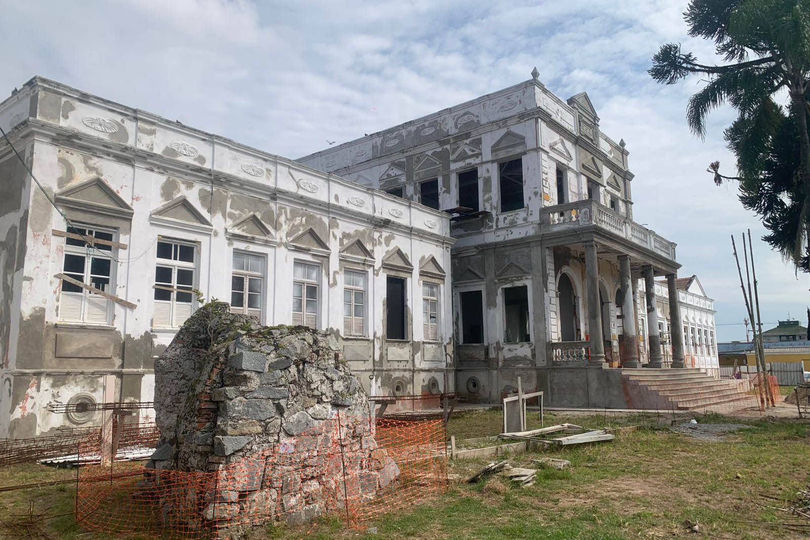 Hospital Regional do Litoral tem 88,42% de execução concluída, mas obra foi paralisada.
