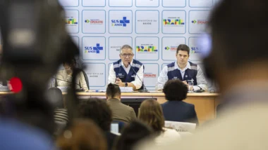 Diretor do Programa de Imunizações também minimizou ocorrências e usou episódio para exaltar monitoramento.