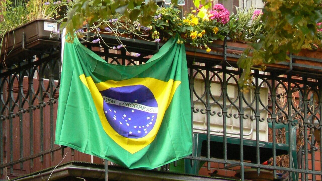 Copa e eleições reacendem dúvidas sobre bandeiras em sacadas