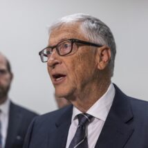 O cofundador da Microsoft, Bill Gates, discursa antes de depor perante o Comitê de Supervisão da Câmara dos Representantes sobre a investigação de Jeffrey Epstein em Washington, DC Imagem referente a matéria