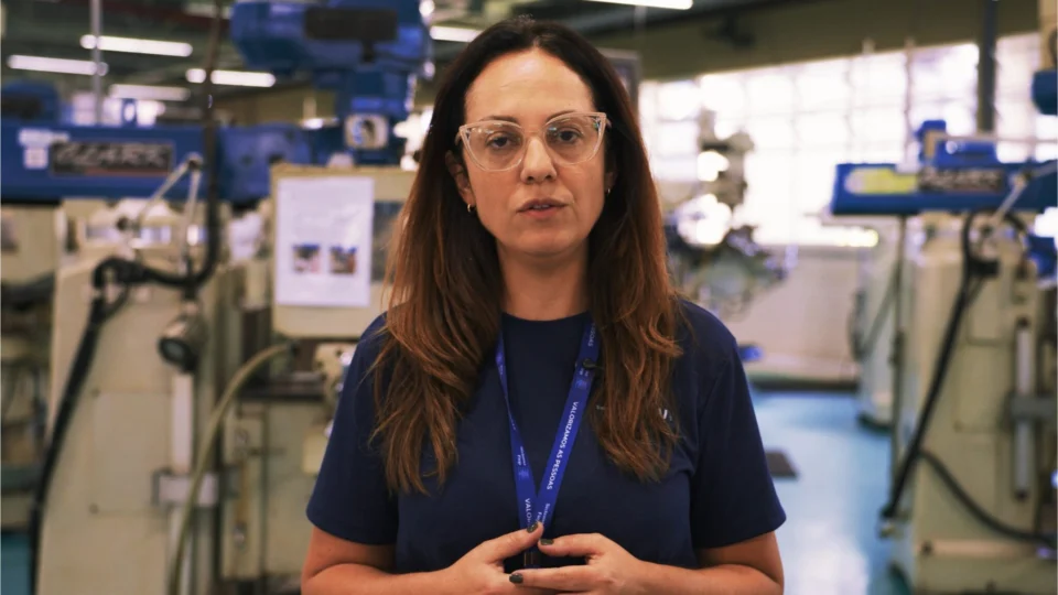 Vanessa Fernandes, coordenadora de Educação do Senai CIC, destaca que a formação desenvolvida em parceria com a indústria aproxima os alunos da realidade encontrada no ambiente produtivo.