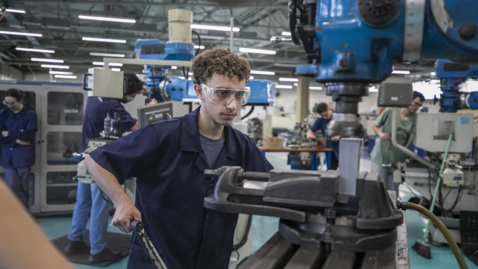 Ambientes de aprendizagem prática e alinhamento com as demandas da indústria ajudam a reduzir o tempo entre a formação e o desempenho profissional dentro das empresas.