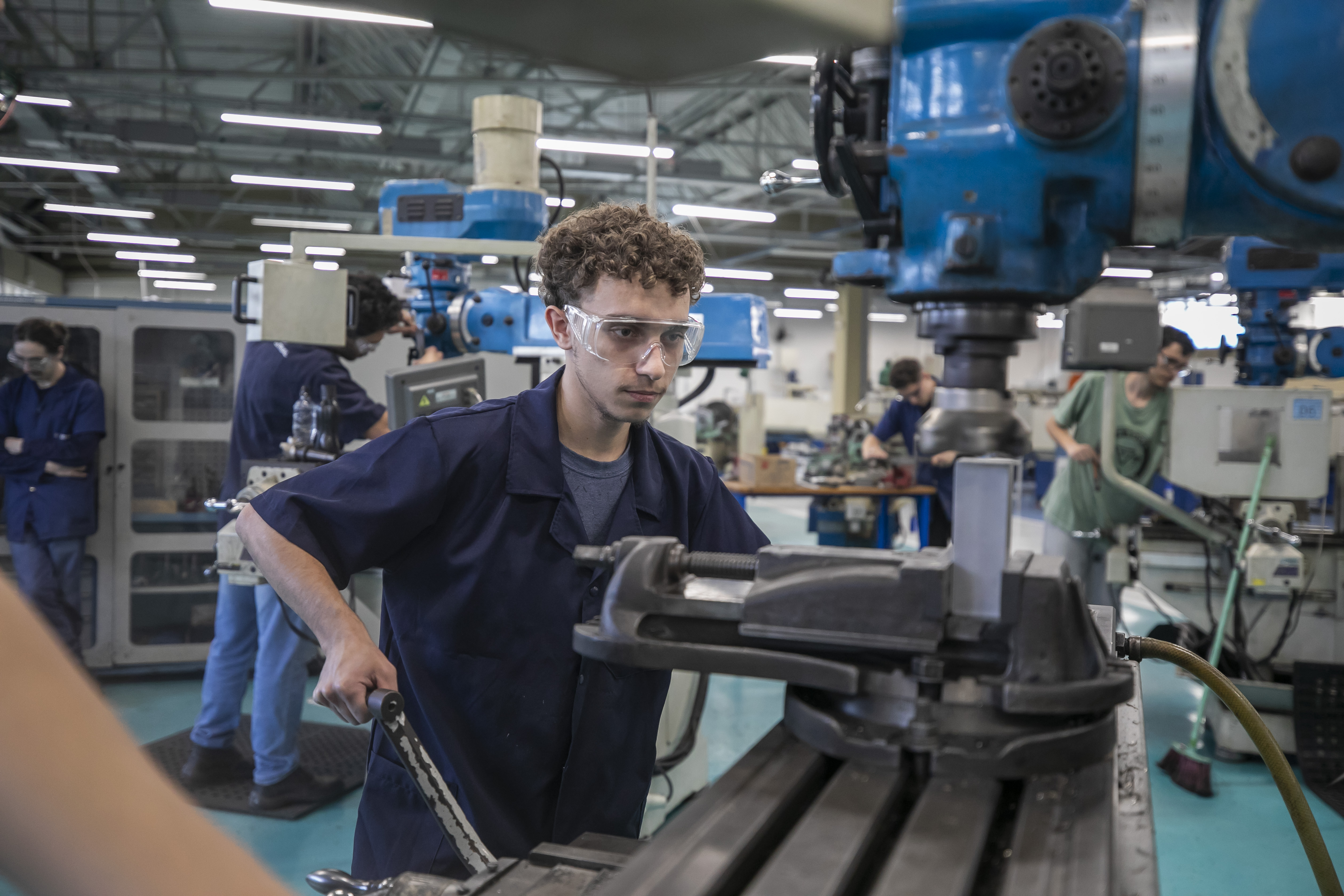 Ambientes de aprendizagem prática e alinhamento com as demandas da indústria ajudam a reduzir o tempo entre a formação e o desempenho profissional dentro das empresas.