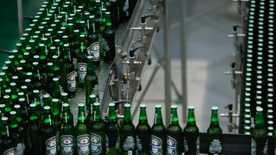 A disputa entre Ambev e Heineken se concentra nas categorias premium e superpremium, que impulsionam o crescimento do setor.