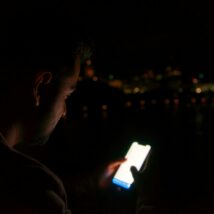 Celulares e pornografia ajudam a explicar a queda histórica da natalidade Para especialista em compulsões sexuais e vícios digitais, a pornografia é um dos maiores artifícios antinatalidade.