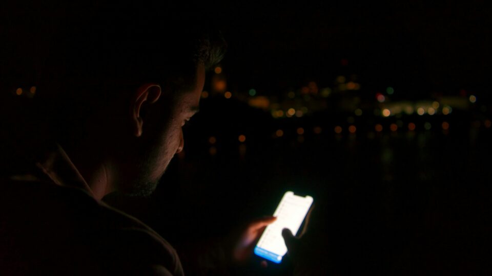 Celulares e pornografia ajudam a explicar a queda histórica da natalidade