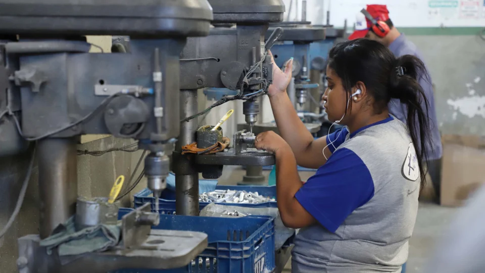 A diversificação da indústria do Paraná com tecnologia e inovação reflete na geração de emprego e renda.