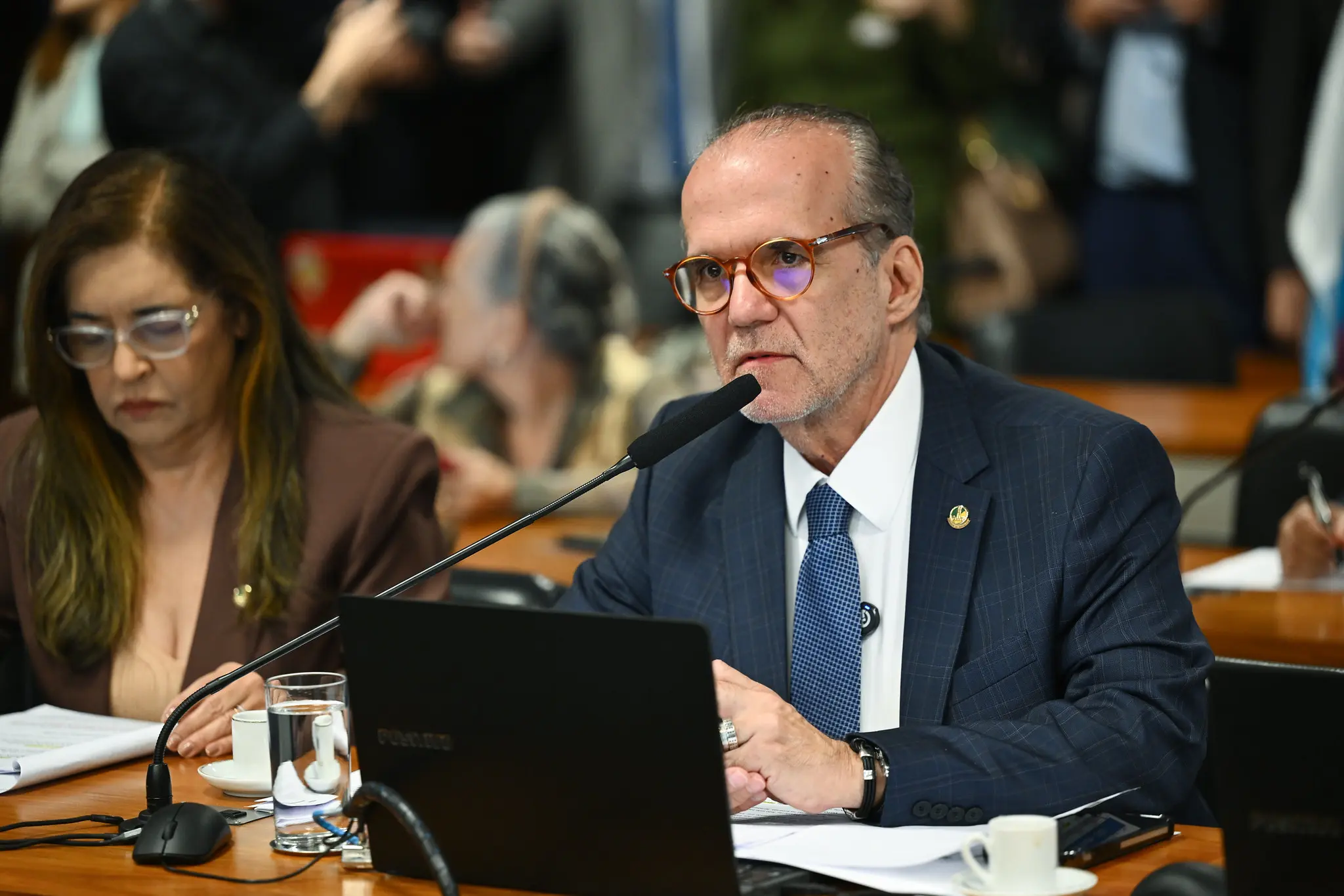Senado aprova “pauta-bomba” e aumenta piso salarial de médicos e dentistas