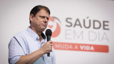 Às vésperas do período eleitoral, governador de São Paulo destrava R$ 600 milhões em indicações de deputados em reorganização de articulação política após saída de Kassab. Imagem referente a matéria