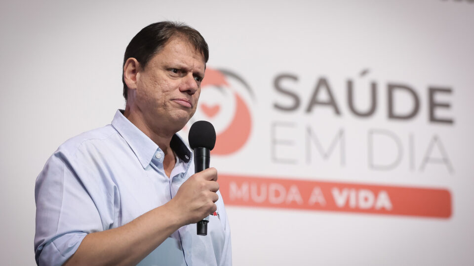 Tarcísio pacifica base com deputados na fila por verbas e espaço