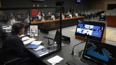 Advogados têm inserido instruções invisíveis a olho nu para manipular resultados de resumos.