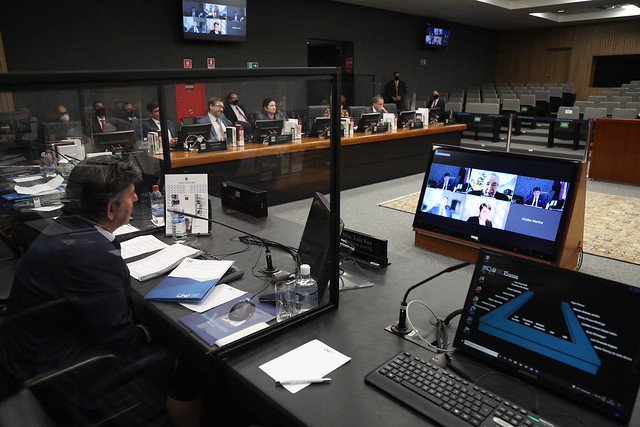 Advogados têm inserido instruções invisíveis a olho nu para manipular resultados de resumos.