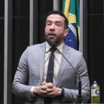 Parlamentar disse acreditar que "vale tudo" para "defender a democracia" e compartilhou táticas.
