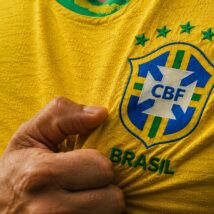 Diplomacia de várzea: Brasil entrega camisa falsa e expõe decadência Imagem referente a matéria