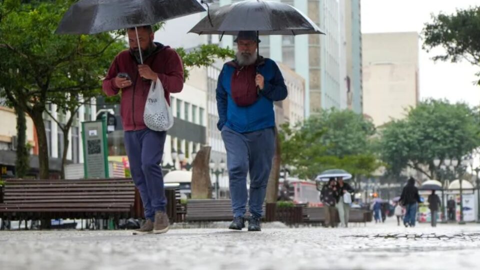 Ciclone extratropical provoca tempestades e queda brusca de temperatura no Paraná