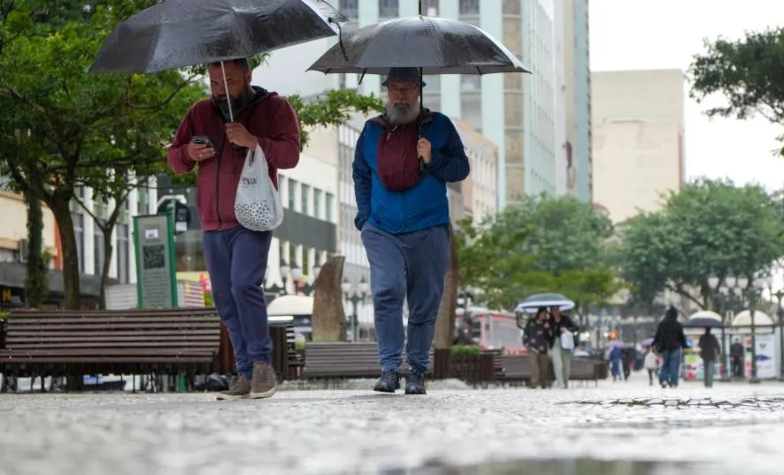 Ciclone extratropical provoca tempestades e queda brusca de temperatura no Paraná