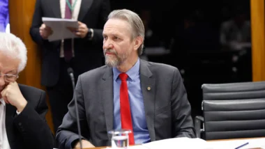 Proposta foi apresentada pelo líder na Câmara em meio a emenda que vincula assuntos e coloca partido em dilema.