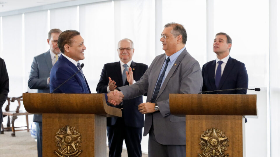 Dino toma posse como ministro substituto no TSE