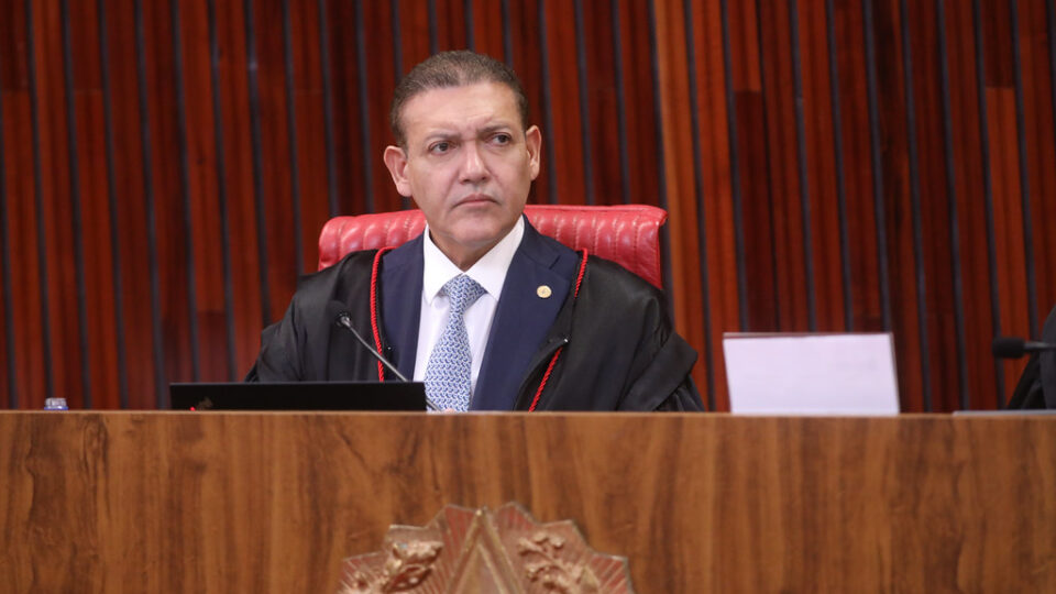 Suspensão de pesquisa é censura? Entenda o debate envolvendo pedido de Flávio Bolsonaro