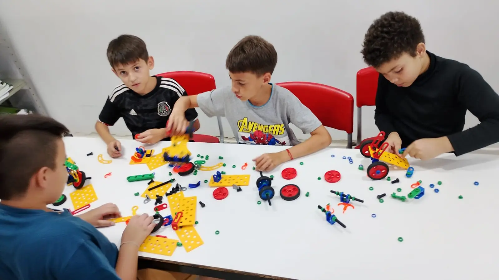 Estudantes de Santa Tereza do Oeste participam de atividades de robótica educacional, que estimulam o raciocínio lógico, a criatividade e o aprendizado por meio da tecnologia.