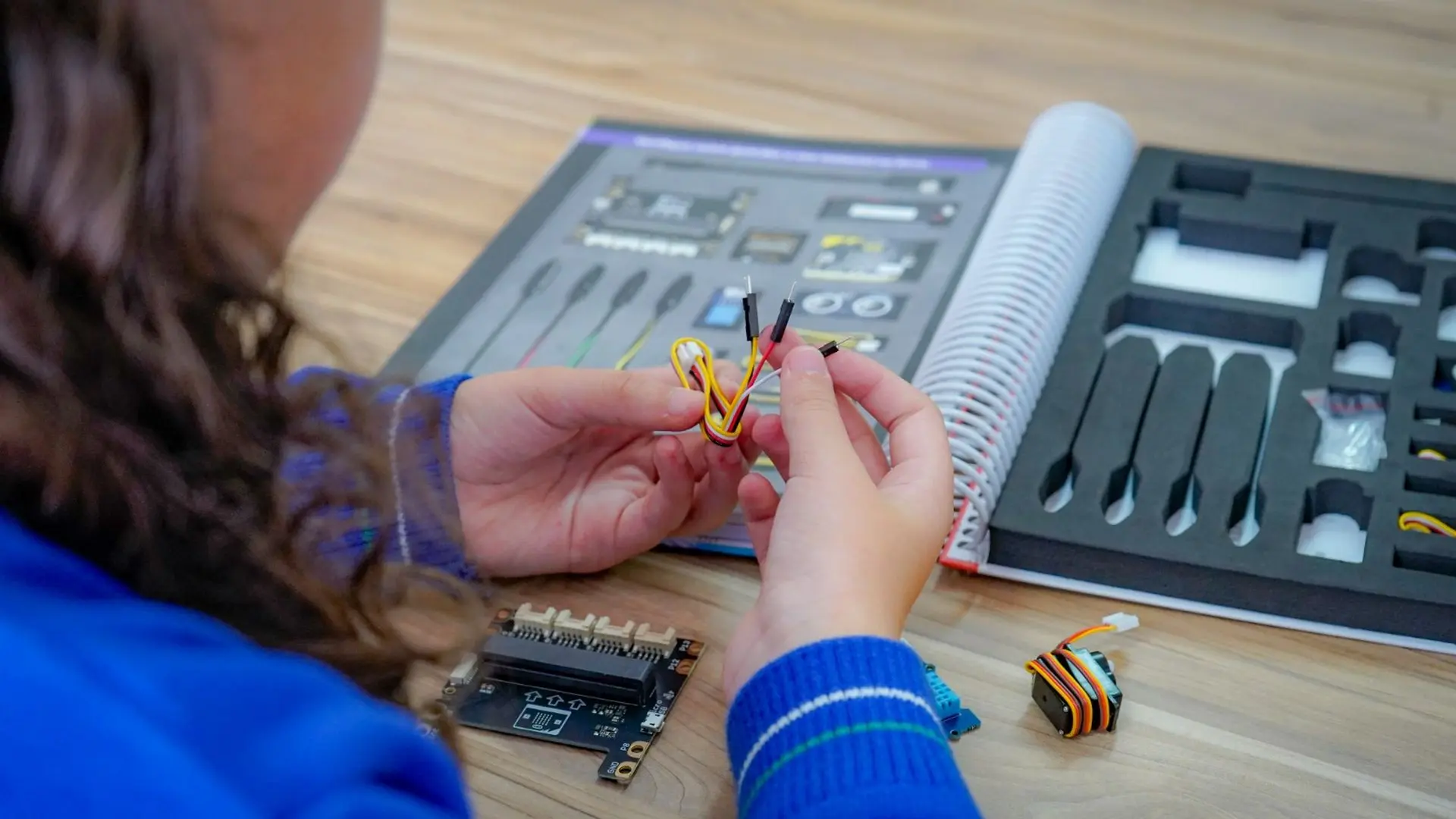 Estudante da rede municipal de Quatro Barras utiliza kit de robótica educacional, ferramenta que auxilia no desenvolvimento do raciocínio lógico, da criatividade e das competências tecnológicas.