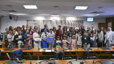 A senadora Damares Alves diz que a Comissão de Educação tem maioria para aprovar o homeschooling e defende votação antes das eleições. Imagem referente a matéria