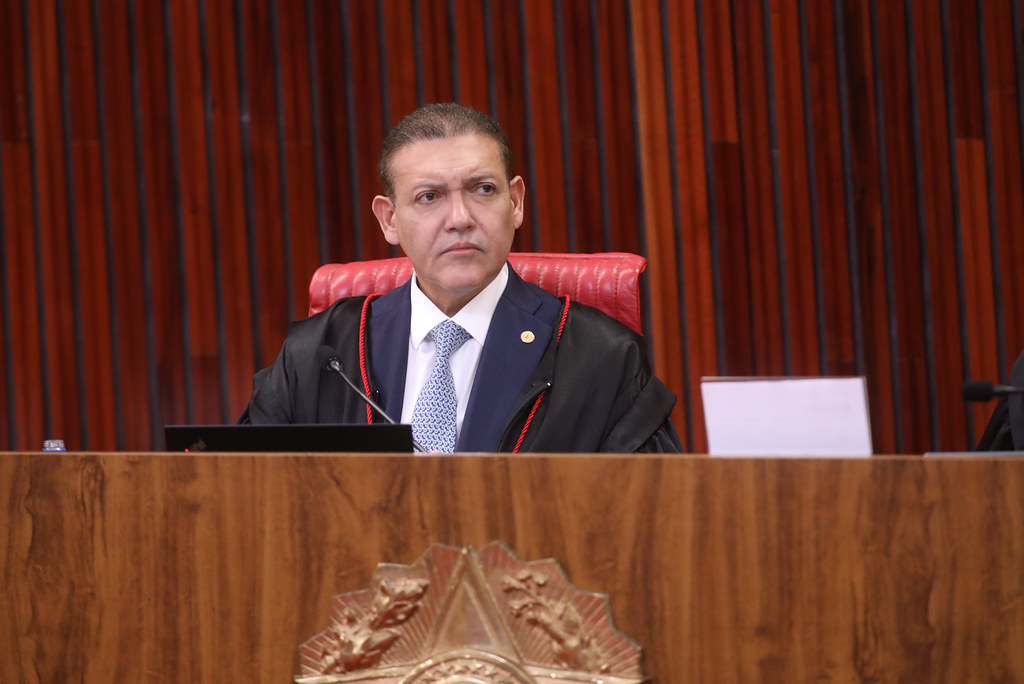 Por que o TSE suspendeu a pesquisa eleitoral sobre Flávio Bolsonaro?