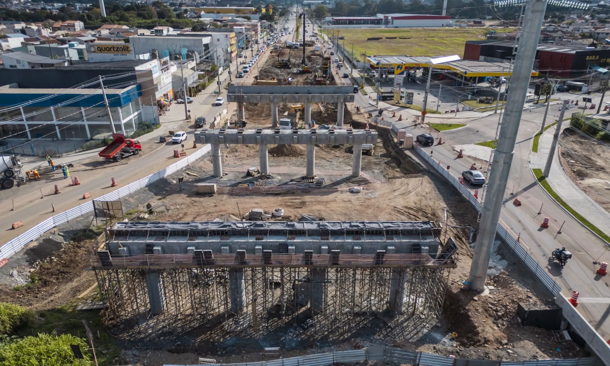 Transporte de 50 vigas de concreto para a construção do novo viaduto Curitiba-Pinhais vai alterar o trânsito na segunda-feira (15).