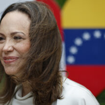 Flávio Bolsonaro pede depoimento de María Corina em ação por suposta ofensa a Lula Senador ainda quer cópia de ação contra Maduro nos EUA e depoimento de procurador americano.