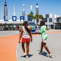 Por que a Copa está fazendo os europeus mudarem de ideia sobre os EUA Turistas no Centro Espacial Kennedy, na Flórida: a experiência com atrações, cidades e moradores locais tem levado visitantes da Copa a descobrir os EUA para além da cobertura política
