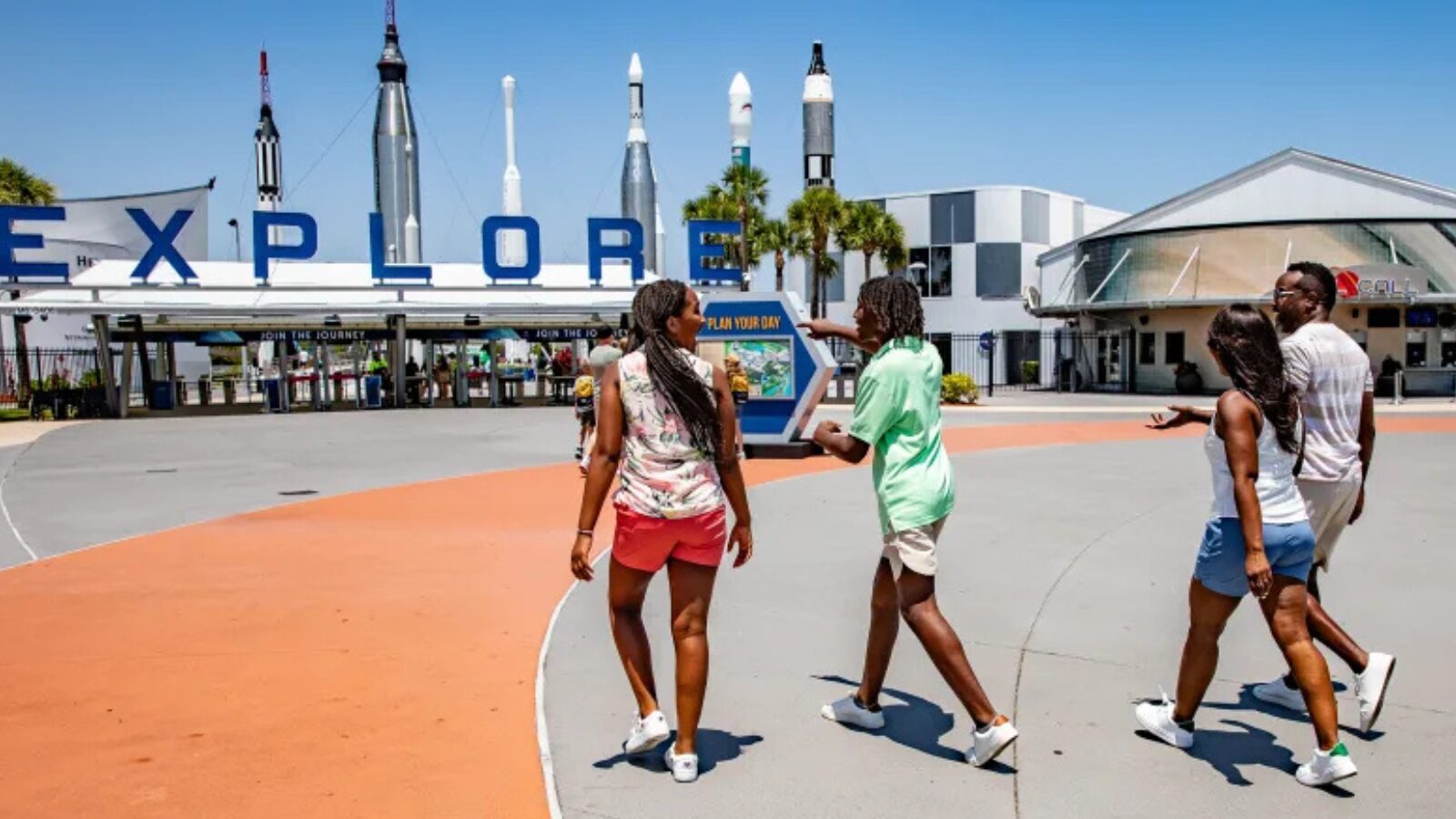 Turistas no Centro Espacial Kennedy, na Flórida: a experiência com atrações, cidades e moradores locais tem levado visitantes da Copa a descobrir os EUA para além da cobertura política