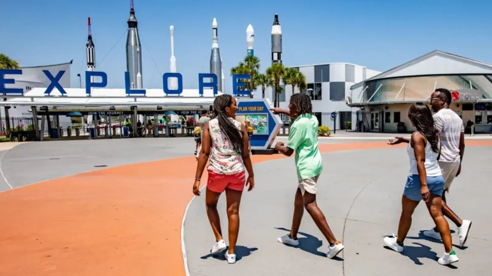 Turistas no Centro Espacial Kennedy, na Flórida: a experiência com atrações, cidades e moradores locais tem levado visitantes da Copa a descobrir os EUA para além da cobertura política