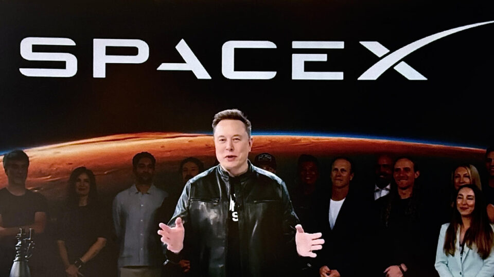 SpaceX faz estreia histórica na Bolsa e Musk defende missão  “multiplanetária”