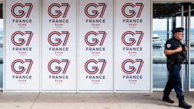Banner do G7 na cidade francesa de Évian-les-Bains, onde a cúpula do grupo será realizada a partir desta segunda-feira (15) Imagem referente a matéria