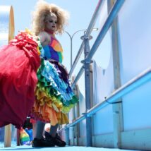 Participante de uma parada LGBT em um carro de som: pesquisa indica uma mudança de tendência no apoio dos americanos a pautas relacionadas à diversidade sexual e de gênero Imagem referente a matéria