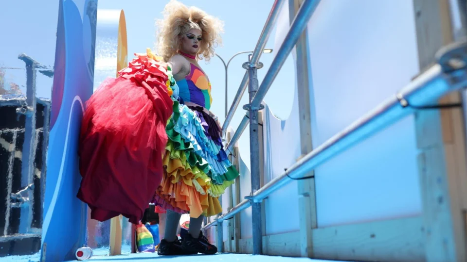 Participante de uma parada LGBT em um carro de som: pesquisa indica uma mudança de tendência no apoio dos americanos a pautas relacionadas à diversidade sexual e de gênero
