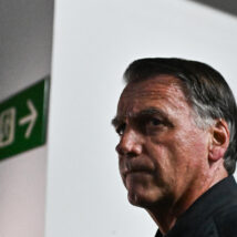 Documento enviado ao STF relata que Bolsonaro teve agravamento nas crises de soluço e precisou de doses extras de medicamento. Imagem referente a matéria
