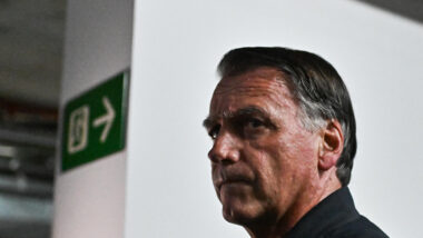 Documento enviado ao STF relata que Bolsonaro teve agravamento nas crises de soluço e precisou de doses extras de medicamento. Imagem referente a matéria